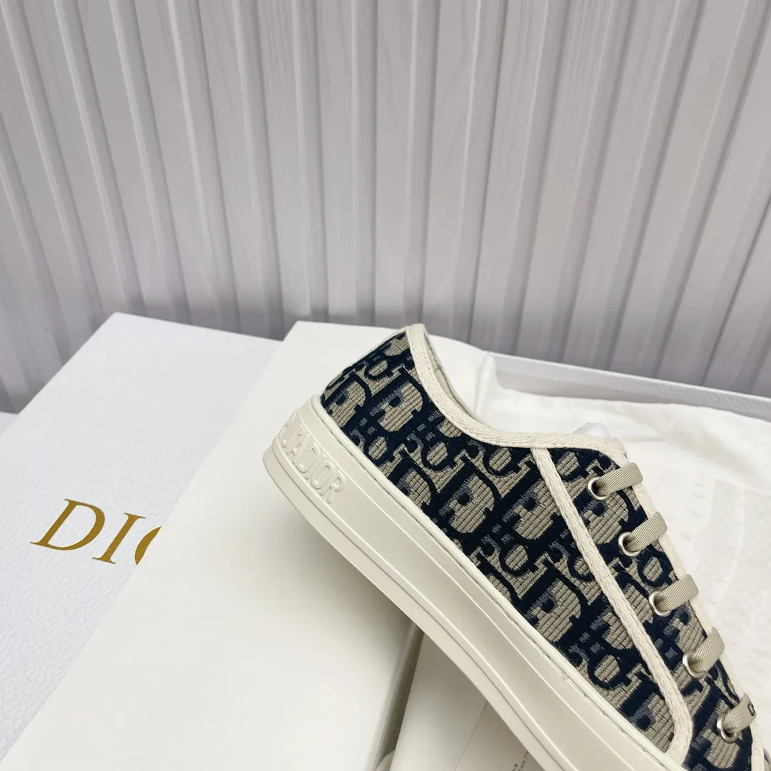 👟👟Ex-factory price 520👟👟 High version in stock, Dior (Dior) flat sneakers are fully embroidered with iconic patterns, ready in stock High quality Dior (Dior) flat sneakers are fully embroidered with iconic patterns👟👟 ♦️Top quality in the market🎗Breaking hot item in foreign counters🎗Non-common imitation version in the market🎗🔳The fabric is made of Italian🇮🇹imported fabrics❗️Embroidered upper, original mold injection Logo frosted five-pointed star outsole🔳Inside imported lambskin+high elasticity Injection molding mold Logo foam feet Size number: 35 to 42 (42 customized)